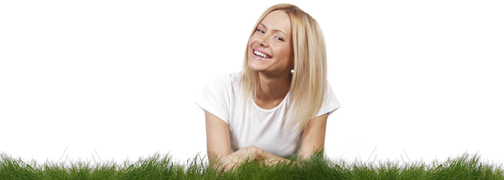 Junge Frau mit entspanntem Lächeln im Gras